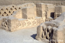 pge0108 Chan Chan, Tschudi Palace/ rhomboid decoration & mud bird relief