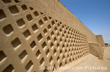 pge0185 Chan Chan: restored wall in Tschudi complex