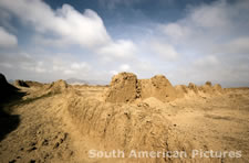 pge0190 Chan Chan - ruined walls of the ancient city