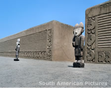 pge0194 Chan Chan, Tschudi Palace, figures stand guard in Plaza Ceremonial