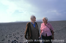 pgm0055 Maria Reiche & her sister Dr Renate Reiche, Pampa San Jose, Nasca, Peru 1986
