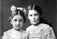 pgm0218 Maria Reiche and her sister Renate 1913