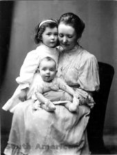 pgm0222  Maria Reiche (right) with her mother Elizabeth 'Ellie' Reiche and brother Franz  1909/10