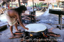 fgga0077 forming manioc bread