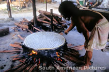 fgga0080 forming manioc bread