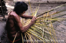 fgga0212 man plaiting palm leaves