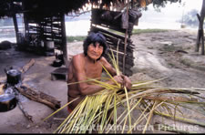 fgga0213 man plaiting palm leaves
