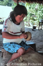 fgga0228 hand-shaping an earthenware pot